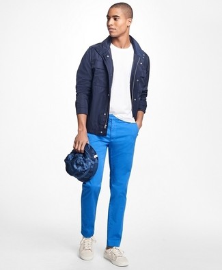 С чем носить джинсовую шляпу мужчине в стиле кэжуал: Сочетание темно-синей куртки с воротником и на пуговицах и джинсовой шляпы - очень практично, и поэтому идеально на каждый день. Любители свежих идей могут завершить образ белыми низкими кедами из плотной ткани, тем самым добавив в него немного изысканности.