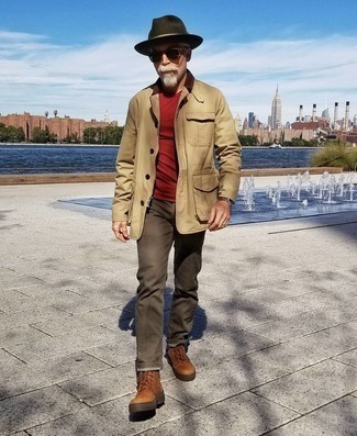 С чем носить бежевую куртку с воротником и на пуговицах за 50 лет: Бежевая куртка с воротником и на пуговицах и темно-коричневые джинсы — необходимые вещи в арсенале мужчин с отменным вкусом в одежде. Любители экспериментировать могут закончить лук коричневыми кожаными повседневными ботинками, тем самым добавив в него немного изысканности.