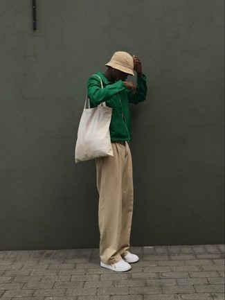 Как носить бежевые брюки чинос с белыми низкими кедами в 20 лет весна: Зеленая куртка харрингтон и бежевые брюки чинос отлично вписываются в гардероб самых взыскательных мужчин. Чтобы образ не получился слишком строгим, можно завершить его белыми низкими кедами. Это сочетание вещей чудесно подойдет для капризной весенней погоды.