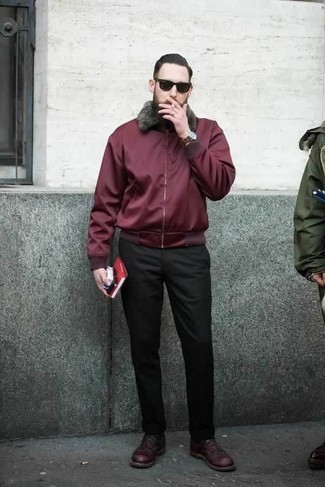С чем носить темно-красную куртку харрингтон в 30 лет в теплую погоду: Темно-красная куртка харрингтон и черные брюки чинос — отличный образ, если ты хочешь создать лёгкий, но в то же время стильный мужской образ. Не прочь привнести сюда толику изысканности? Тогда в качестве обуви к этому луку, выбери темно-красные кожаные туфли дерби.