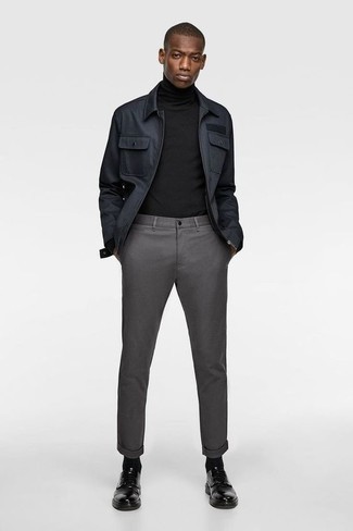 Модный лук: темно-серая куртка харрингтон, черная водолазка, темно-серые брюки чинос, черные кожаные туфли дерби