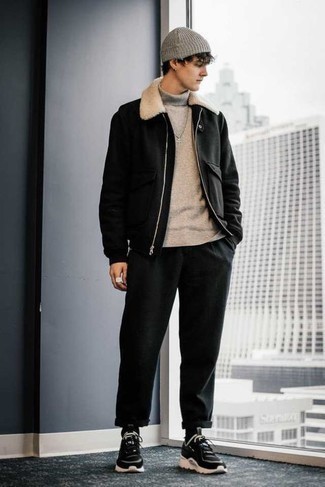 Как носить черную куртку харрингтон с черными кроссовками: Сочетание черной куртки харрингтон и черных брюк чинос — превосходная идея для создания мужского образа в стиле smart casual. Чтобы лук не получился слишком претенциозным, можешь дополнить его черными кроссовками.