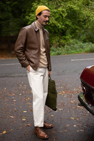 С чем носить темно-коричневую кожаную куртку в 30 лет мужчине: Темно-коричневая кожаная куртка и белые брюки чинос — отличный образ, если ты хочешь создать простой, но в то же время стильный мужской образ. Не прочь сделать лук немного строже? Тогда в качестве обуви к этому луку, выбери коричневые кожаные повседневные ботинки.