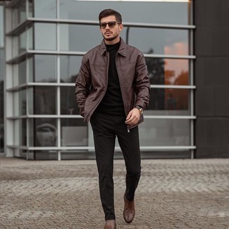 С чем носить темно-коричневую кожаную куртку мужчине: Образ из темно-коричневой кожаной куртки и черных брюк чинос позволит выглядеть аккуратно, а также выразить твой индивидуальный стиль. Темно-коричневые кожаные ботинки челси добавят луку стильной строгости.
