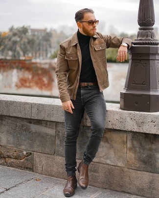 С чем носить куртку харрингтон в 30 лет: Куртка харрингтон и темно-серые джинсы прочно закрепились в гардеробе многих джентльменов, помогая создавать незабываемые и функциональные ансамбли. Любители экспериментировать могут закончить лук коричневыми кожаными ботинками челси, тем самым добавив в него чуточку классики.