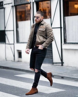 С чем носить светло-коричневую куртку харрингтон в 30 лет в теплую погоду: Стильное сочетание светло-коричневой куртки харрингтон и черных рваных зауженных джинсов подходит для тех мероприятий, когда комфорт ценится превыше всего. Этот лук обретает новое прочтение в паре с коричневыми замшевыми ботинками челси.