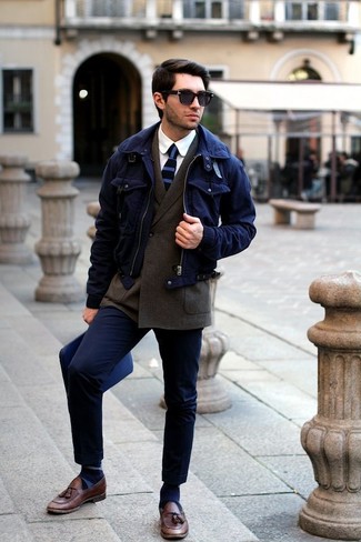 Как носить темно-синюю куртку харрингтон с темно-коричневым двубортным пиджаком осень: Темно-синяя куртка харрингтон выглядит великолепно в паре с темно-коричневым двубортным пиджаком. Сбалансировать лук и добавить в него немного классики помогут коричневые кожаные лоферы с кисточками. Разве это не крутое решение в погожий осенний день?