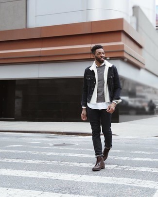 Какие джинсы носить с черной джинсовой курткой в 30 лет мужчине в прохладную погоду в стиле смарт-кэжуал: Черная джинсовая куртка и джинсы прекрасно подходят для создания городского образа на каждый день. И почему бы не привнести в повседневный образ толику утонченности с помощью темно-коричневых кожаных повседневных ботинок?