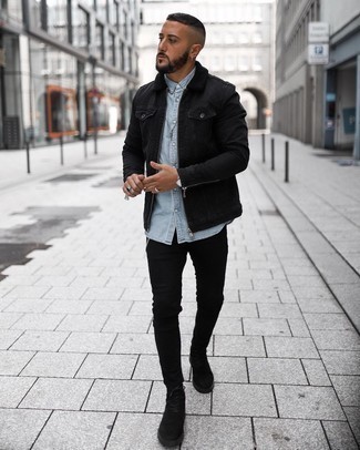 С чем носить черные зауженные джинсы мужчине: Несмотря на свою простоту, лук из черной куртки харрингтон и черных зауженных джинсов неизменно нравится стильным мужчинам, неизбежно покоряя при этом дамские сердца. Если тебе нравится использовать в своих луках разные стили, из обуви можешь надеть черные замшевые повседневные ботинки.
