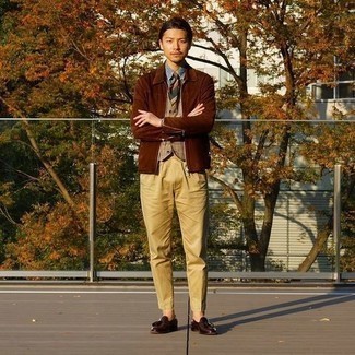 Как носить бежевые брюки чинос с темно-коричневыми кожаными лоферами в 30 лет осень: Коричневая замшевая куртка харрингтон и бежевые брюки чинос — неотъемлемые вещи в гардеробе мужчин с хорошим чувством стиля. Такой образ обретает свежее прочтение в сочетании с темно-коричневыми кожаными лоферами. Разве это не крутой вариант в погожий осенний день?