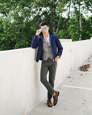 С чем носить синюю куртку харрингтон в стиле смарт-кэжуал: Синяя куртка харрингтон и оливковые джинсы будет замечательной идеей для непринужденного повседневного образа. Думаешь сделать лук немного элегантнее? Тогда в качестве дополнения к этому ансамблю, стоит обратить внимание на коричневые замшевые туфли дерби.
