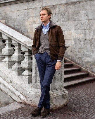Как носить голубую классическую рубашку с темно-синими шерстяными классическими брюками мужчине в стиле смарт-кэжуал: Голубая классическая рубашка в сочетании с темно-синими шерстяными классическими брюками поможет создать модный и в то же время утонченный лук. Ты можешь легко адаптировать такой лук к повседневным условиям городской жизни, надев темно-коричневыми замшевыми повседневными ботинками.