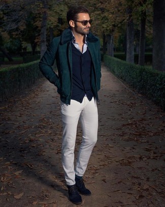 Как носить темно-зеленую куртку харрингтон с белыми джинсами: Если ты ценишь удобство и практичность, не обходи стороной сочетание темно-зеленой куртки харрингтон и белых джинсов. Темно-синие замшевые ботинки дезерты станут великолепным завершением твоего образа.