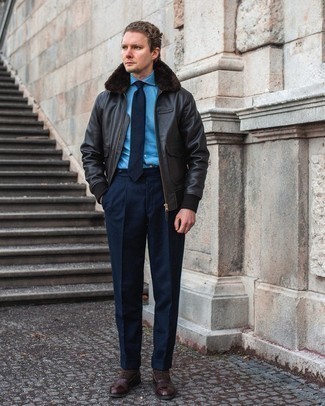 С чем носить темно-синюю классическую рубашку в 30 лет мужчине в деловом стиле: Сочетание темно-синей классической рубашки и темно-синих классических брюк поможет создать стильный и привлекательный ансамбль. Вкупе с этим луком стильно выглядят темно-коричневые кожаные оксфорды.