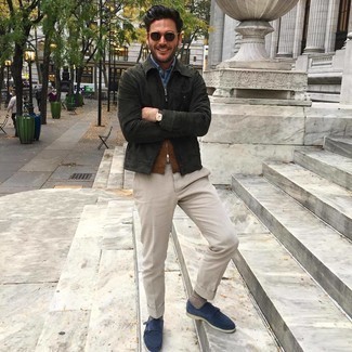 С чем носить оливковую куртку харрингтон: Оливковая куртка харрингтон и бежевые брюки чинос — великолепный вариант, если ты ищешь расслабленный, но в то же время модный мужской ансамбль. Если ты любишь соединять в своих луках разные стили, из обуви можешь надеть темно-синие замшевые монки с двумя ремешками.