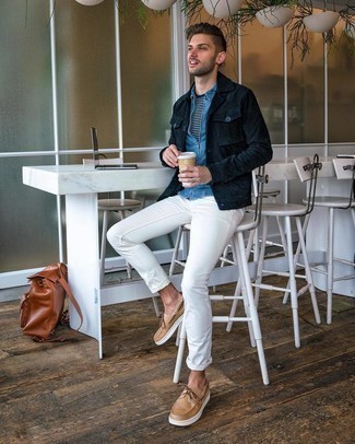 С чем носить светло-коричневые кожаные топсайдеры: Синяя куртка харрингтон в сочетании с белыми брюками чинос поможет выразить твою индивидуальность. Светло-коричневые кожаные топсайдеры станут отличным завершением твоего лука.