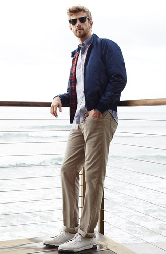 Как носить бежевые брюки чинос с белыми низкими кедами в 30 лет весна: Комбо из темно-синей куртки харрингтон и бежевых брюк чинос — замечательный вариант для воплощения мужского лука в стиле business casual. Если сочетание несочетаемого привлекает тебя не меньше, чем безвременная классика, дополни этот наряд белыми низкими кедами. Чтобы встретить весну в полной готовности, определенно возьми на вооружение подобный ансамбль.
