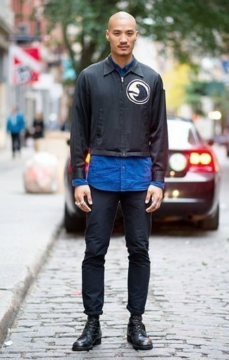 С чем носить темно-синюю рубашку в 20 лет мужчине осень: Темно-синяя рубашка в сочетании с черными брюками чинос поможет выразить твой индивидуальный стиль и выделиться из серой массы. Теперь почему бы не привнести в этот лук на каждый день немного изысканности с помощью черных кожаных повседневных ботинок? Такое ансамбль из вещей гарантирует, что твой осенний образ не будет обыденным.