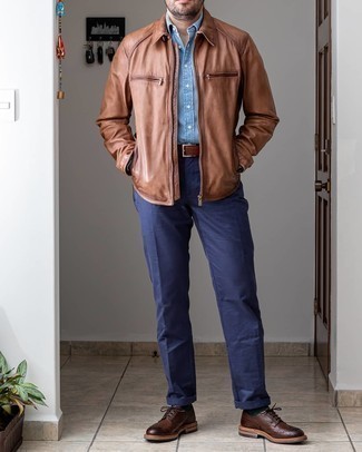Модный лук: коричневая куртка харрингтон, голубая рубашка с длинным рукавом из шамбре, темно-синие брюки чинос, темно-коричневые кожаные броги