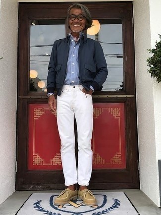 С чем носить темно-синюю куртку харрингтон за 50 лет: Темно-синяя куртка харрингтон и белые джинсы будет прекрасной идеей для непринужденного повседневного ансамбля. Вместе с этим ансамблем выгодно будут смотреться светло-коричневые замшевые ботинки дезерты.