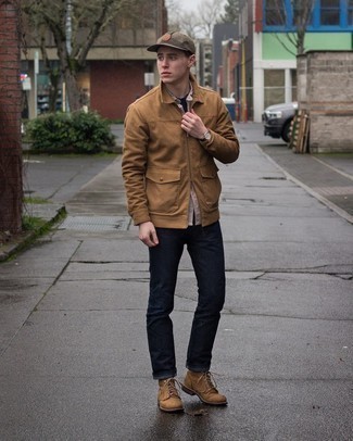 Как носить джинсы с ботинками в 20 лет мужчине: Дуэт светло-коричневой куртки харрингтон и джинсов — хороший пример современного городского стиля. Немного строгости и мужественности образу добавит пара ботинок.