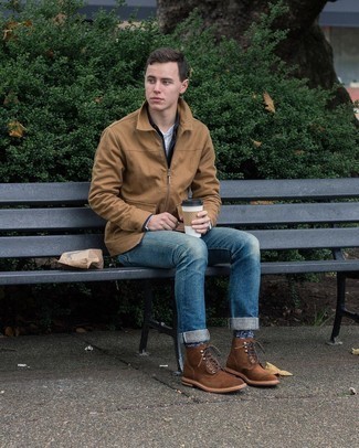 С чем носить коричневые замшевые повседневные ботинки в 20 лет мужчине: Если ты любишь одеваться с иголочки, чувствуя себя при этом комфортно и уверенно, опробируй это сочетание светло-коричневой куртки харрингтон и синих джинсов. Теперь почему бы не привнести в повседневный ансамбль чуточку изысканности с помощью коричневых замшевых повседневных ботинок?