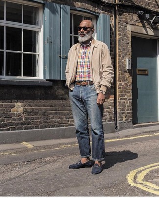 Какие лоферы носить с разноцветной рубашкой с длинным рукавом за 50 лет мужчине: Дуэт разноцветной рубашки с длинным рукавом и темно-синих джинсов позволит выглядеть по моде, но при этом подчеркнуть твой личный стиль. Теперь почему бы не привнести в повседневный лук толику стильной строгости с помощью лоферов?