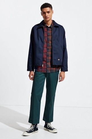 Модный лук: темно-синяя куртка харрингтон, красная фланелевая рубашка с длинным рукавом в шотландскую клетку, белая футболка с круглым вырезом, темно-зеленые брюки чинос