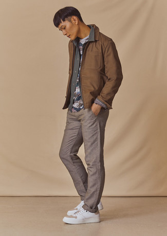 Как носить куртку харрингтон с низкими кедами осень: Куртка харрингтон и коричневые брюки чинос — идеальный образ, если ты ищешь расслабленный, но в то же время стильный мужской образ. Чтобы образ не получился слишком строгим, можешь надеть низкие кеды. Уверены, это суперский выбор для переменчивой осенней погоды.