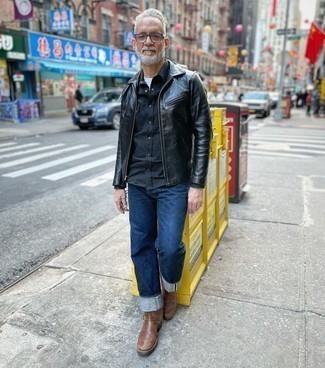 С чем носить ботинки за 50 лет мужчине в теплую погоду в стиле смарт-кэжуал: Черная кожаная куртка харрингтон и темно-синие джинсы — необходимые вещи в гардеробе джентльменов с превосходным вкусом в одежде. Этот образ получит новое прочтение в тандеме с ботинками.