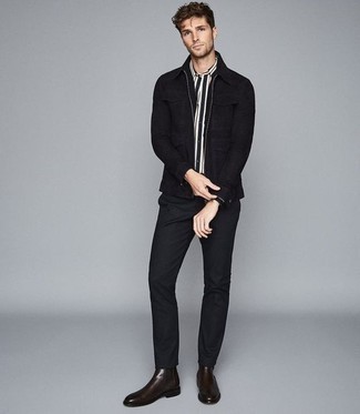 Какие рубашки с коротким рукавом носить с темно-коричневыми ботинками челси мужчине: Если ты любишь смотреться модно, и при этом чувствовать себя комфортно и уверенно, тебе стоит попробовать это сочетание рубашки с коротким рукавом и черных брюк чинос. Сбалансировать образ и добавить в него немного классики помогут темно-коричневые ботинки челси.