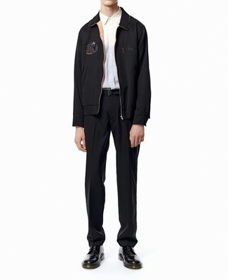 Модный лук: черная куртка харрингтон с вышивкой, белая рубашка с коротким рукавом в вертикальную полоску, черные брюки чинос, черные кожаные туфли дерби
