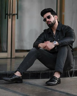 С чем носить черную куртку харрингтон в 30 лет в стиле смарт-кэжуал: Черная куртка харрингтон и темно-серые джинсы прочно закрепились в гардеробе современных джентльменов, позволяя создавать неприевшиеся и стильные образы. Теперь почему бы не добавить в повседневный образ толику стильной строгости с помощью черных кожаных монок?