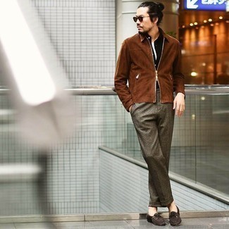 Какие классические брюки носить с черной рубашкой с коротким рукавом в 30 лет мужчине в стиле смарт-кэжуал: Черная рубашка с коротким рукавом в сочетании с классическими брюками — хороший офисный вариант для джентльменов. Теперь почему бы не добавить в повседневный образ немного изысканности с помощью темно-коричневых замшевых лоферов?