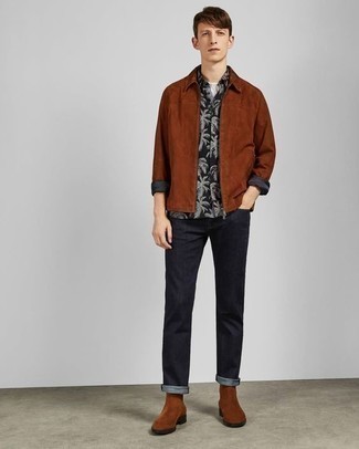 Модный лук: коричневая куртка харрингтон, черно-белая рубашка с коротким рукавом с принтом, белая футболка с круглым вырезом, темно-синие джинсы