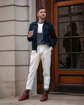 С чем носить темно-синие носки в 30 лет мужчине в теплую погоду в стиле смарт-кэжуал: Если ты ценишь удобство и функциональность, темно-синяя куртка харрингтон в клетку и темно-синие носки — великолепный выбор для расслабленного мужского ансамбля на каждый день. Разбавить образ и добавить в него немного классики позволят коричневые кожаные повседневные ботинки.