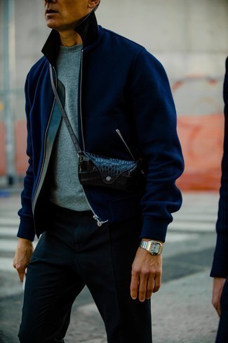С чем носить темно-синюю куртку харрингтон: Темно-синяя куртка харрингтон и черные брюки чинос — отличный вариант для простого, но модного мужского лука.