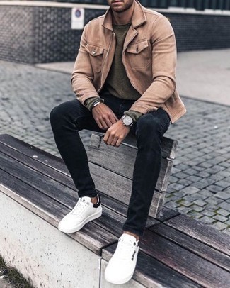 Какие джинсы носить с светло-коричневой курткой харрингтон осень: Светло-коричневая куртка харрингтон и джинсы будет отличной идеей для легкого повседневного образа. Бело-черные низкие кеды из плотной ткани отлично впишутся в ансамбль. Думается, это классный вариант в пасмурную погоду.