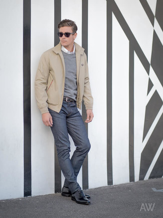Модный лук: бежевая куртка харрингтон, серый свитер с круглым вырезом, белая рубашка с длинным рукавом, темно-синие джинсы
