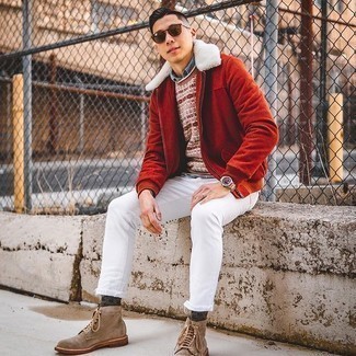 С чем носить разноцветный свитер с круглым вырезом мужчине в прохладную погоду в стиле кэжуал: Если в одежде ты отдаешь предпочтение комфорту и практичности, тебе полюбится сочетание разноцветного свитера с круглым вырезом и белых зауженных джинсов. Дополнив лук светло-коричневыми замшевыми повседневными ботинками, можно получить потрясающий результат.