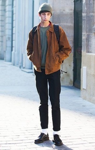 Как носить черные джинсы с коричневой курткой в 20 лет мужчине в прохладную погоду в стиле смарт-кэжуал: Коричневая куртка в сочетании с черными джинсами — отличный вариант для создания мужского лука в элегантно-деловом стиле. В паре с черными кожаными туфлями дерби с шипами такой лук выглядит особенно удачно.