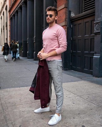 С чем носить розовый свитшот в 30 лет мужчине: Розовый свитшот и серые брюки чинос надежно обосновались в гардеробе многих парней, позволяя создавать запоминающиеся и комфортные образы. Очень стильно здесь выглядят белые кожаные низкие кеды.