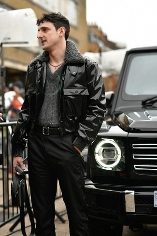 С чем носить черную куртку харрингтон в 30 лет в стиле смарт-кэжуал: Черная куртка харрингтон и черные брюки чинос помогут составить нескучный и модный образ.