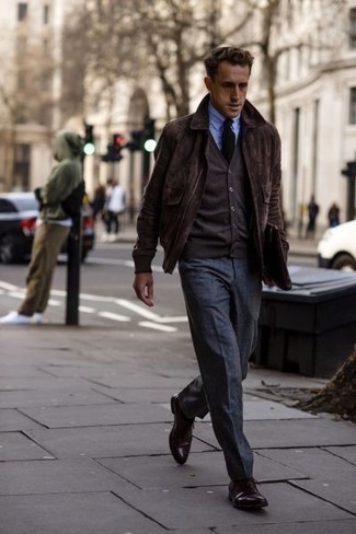 Модный лук: темно-коричневая замшевая куртка харрингтон, темно-коричневый трикотажный жилет, голубая классическая рубашка, темно-серые классические брюки