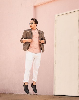 С чем носить ярко-розовую футболку в 30 лет мужчине: Ярко-розовая футболка в сочетании с белыми брюками чинос не прекращает импонировать стильным молодым людям. Преобразить образ и добавить в него чуточку классики позволят черные кожаные низкие кеды.