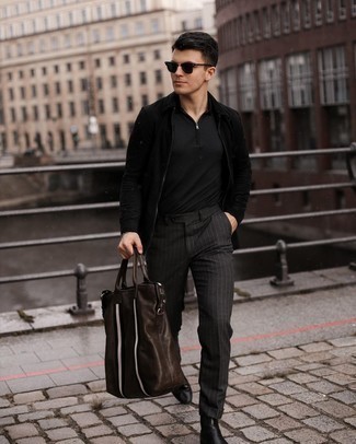 Какие ботинки челси носить с темно-серыми брюками чинос в теплую погоду: Черная замшевая куртка харрингтон в сочетании с темно-серыми брюками чинос — великолепная идея для воплощения мужского ансамбля в стиле business casual. Боишься выглядеть несолидно? Заверши этот лук ботинками челси.