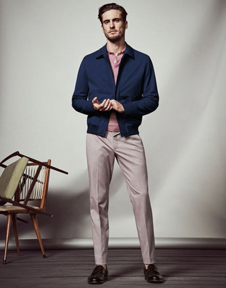Как носить лоферы с футболкой-поло мужчине: Футболка-поло и розовые классические брюки — беспроигрышный выбор для приверженцев стиля smart casual. Любишь яркие сочетания? Дополни лук лоферами.