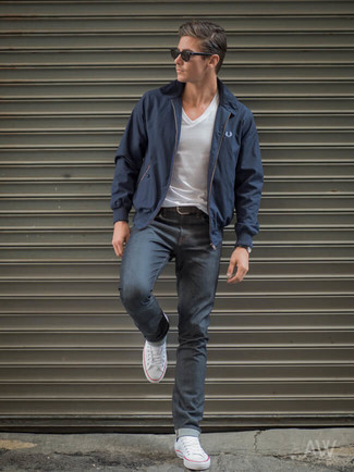 С чем носить темно-сине-белую куртку харрингтон в 30 лет: Темно-сине-белая куртка харрингтон в паре с темно-серыми джинсами — замечательный вариант для воплощения мужского образа в стиле смарт-кэжуал. Что до обуви, можно завершить образ белыми низкими кедами из плотной ткани.