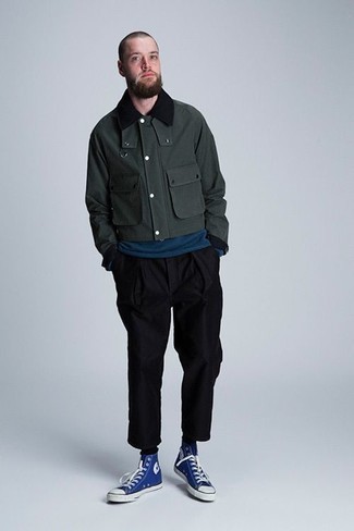 Как носить темно-зеленую куртку харрингтон с темно-бирюзовой футболкой с длинным рукавом: Темно-зеленая куртка харрингтон и темно-бирюзовая футболка с длинным рукавом — обязательные составляющие в гардеробе парней с чувством стиля. Выбирая обувь, можно немного поэкспериментировать и закончить ансамбль синими высокими кедами из плотной ткани.