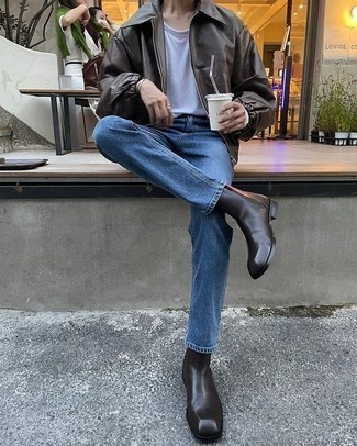 Как носить куртку харрингтон с ботинками челси в 30 лет в теплую погоду: Куртка харрингтон и синие джинсы позволят создать нескучный и модный образ. Думаешь сделать образ немного строже? Тогда в качестве обуви к этому ансамблю, выбери ботинки челси.
